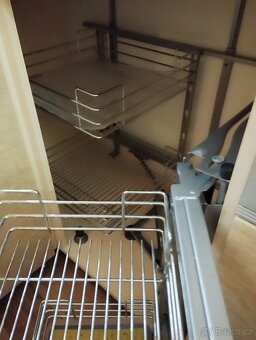 Rohový systém do kuchyňské linky – výborný stav - 2