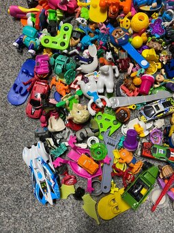 hračky staré hračky figurky kinder surprise autíčka - 2