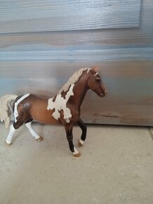 Schleich trakenský kůň - 2