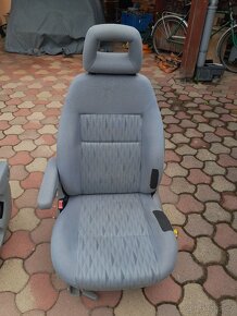 obytný automobil - otočné sedačky - 2