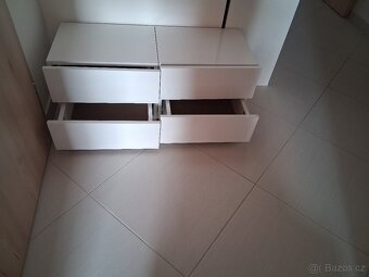 2 noční stolky. Se šuplíky - 2