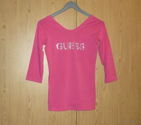 Tmavě růžové dámské tričko s 3/4 rukávem Guess - 2