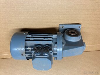 Motor s převodovkou - 2