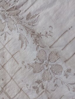 Ručně vyšívany ubrus - 2