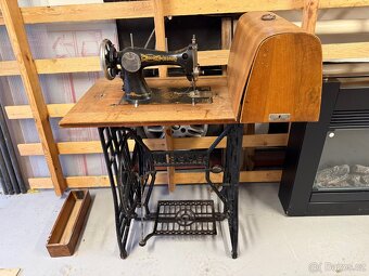 Starý šicí stroj - 2