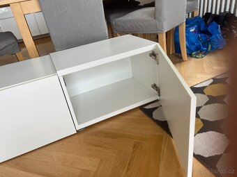 Sestava pod televizi IKEA Besta. - 2