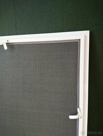 Síť proti hmyzu na panelákové kuchyňské okno - 2