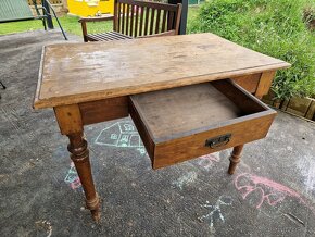 starý dřevěný stůl a židle - 2