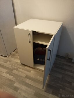 Dvoudveřová skříňka s policí - 2