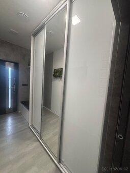 Posuvné dveře- 1x zrcadlo a 2x mléčné sklo - 2