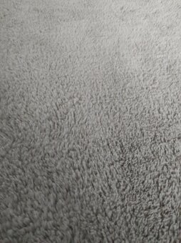 Šedý koberec plyšový králík - 2
