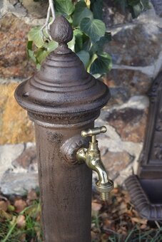 Vodovodní sloupek - kašna - litinová výlevka - hnědá - 2