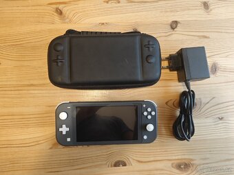 Čipovaný Nintendo Switch Lite - 2