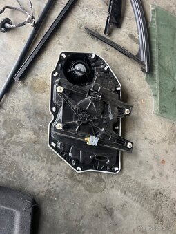 Ford focus 2019 díly z levých předních dveří - 2