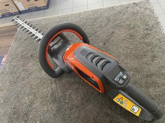 Aku nůžky na živý plot Husqvarna 215iHD45 - 2