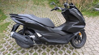 Prodám Honda PCX 125, 3600 km, 08.2022, 1.majitel - 2