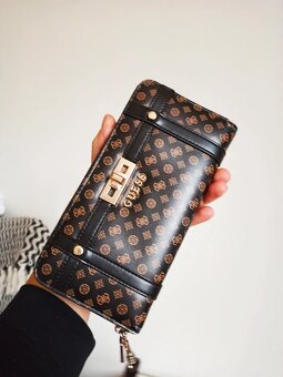 Peněženka Guess/původně 1800 Kč - 2