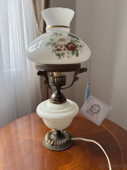 Mosazná lampička se skleněným kloboukem a malovanými květy - 2
