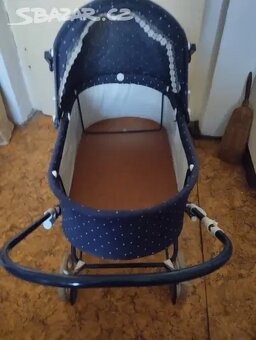 starší skladací kočárek na pannenku - 2