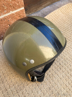 Přilba vojenská na motorku stará za 700 kč - 2