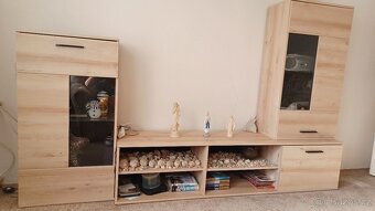 Obývací stěna s prosklenými skříňkami - 2