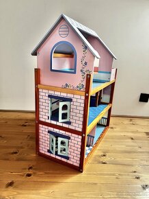 Dřevěný domeček pro panenky s výtahem - 2