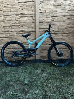 Prodám sjezdové kolo YT Tues 27.5 CF Pro Race 2019 – TOP sta - 2