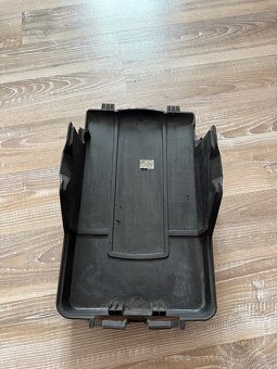 Víko baterie 3C0 915 443 A - 2