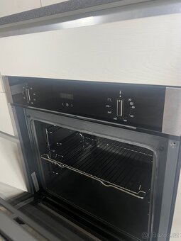 Bílá moderní kuchyň se všemi spotřebiči - 2