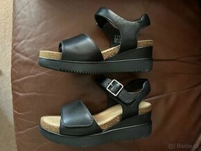 CLARKS- černé sandály -Lizby Strap - 2