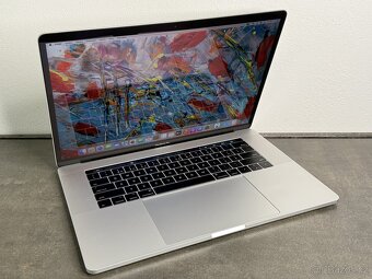 MacBook Pro 15'' 2017 / i7 / 16GB / 512GB SSD / Silver - D - 2