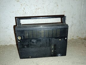 Staré přenosné Ruské tranzistorové rádio VEF 206 - 2