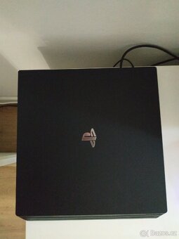 PS4 Pro 1T + dva ovladače + 5 her - 2