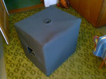 Prodám basový velmi zachovalý reprobox 800 W - 2