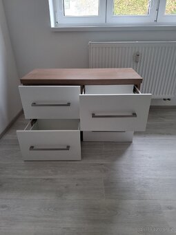 Masivní skříňka - 2