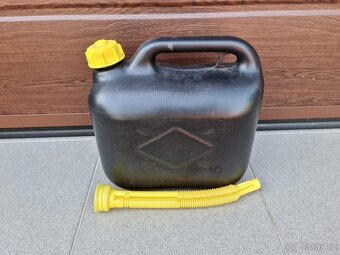 Praktický plastový kanystr 5 l - 2