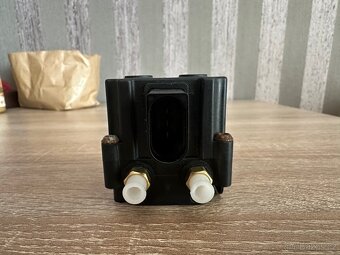 Ventil ke vzduchovému podvozku BMW F11, F15, E61, E70 - 2