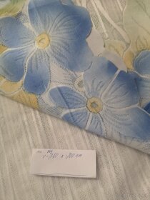 Záclony, červené závěsy, ubrus. - 2