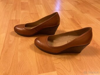 Kožené lodičky na klínku zn. Lasocki comfort vel. 36 - 2