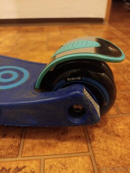 Modrá koloběžka Micro Maxi Deluxe - 2