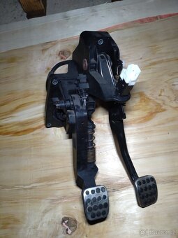 Spojkový a brzdový pedál - 2
