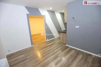 Krásný slunný byt 2+kk v pátém patře cihlového domu s výtahe - 2