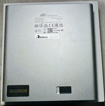 Ubiquiti UniFi Cloud Key Gen2 Plus + Rack Mount Kit - 2