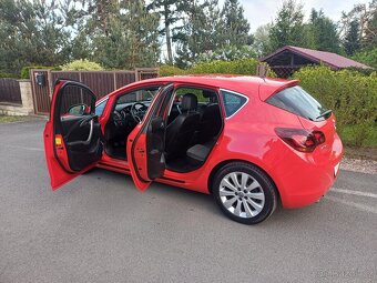 Benzínová Opel Astra 74066km... rok 2010 - 2