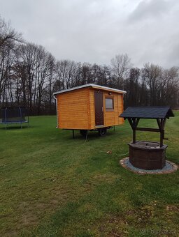 Obytná maringotka, chatička na kolech. - 2