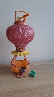 My Little Ponny hrající balón. - 2
