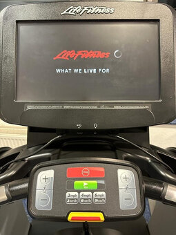 Běžecký pás Life Fitness Pouze 35 hodin provozu TOP - 2