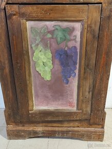 Starožitná, malovaná rohová skříňka - 2