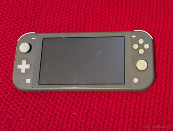 Nintendo Switch Lite se spoustou her - 2