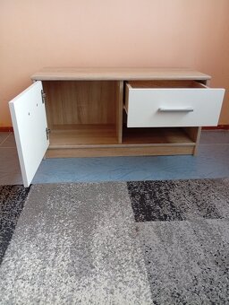 Prodám zánovní skříňku. - 2